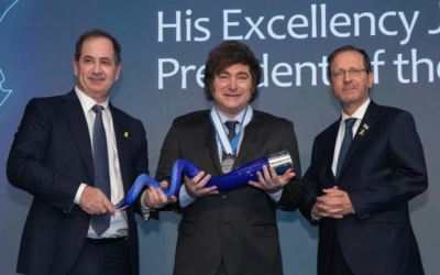 Le président argentin Javier Milei pose avec le prix Genesis aux côtés de Stan Polovets et du président israélien Isaac Herzog, lors de la cérémonie de remise du prix Genesis au Musée de la tolérance, le 12 juin 2025 à Jérusalem, en Israël. (Crédit : Lior Mizrahi/Getty Images pour la Fondation du prix Genesis via JTA)